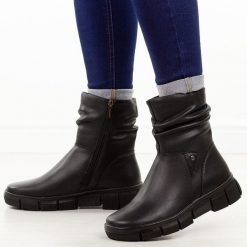 Czarne skórzane botki damskie Cambell 19304. Czarne botki damskie Cambell, na jesień, z polaru, eleganckie, z okrągłym noskiem, bez obcasa, bez zapięcia. Za 299.00 zł.