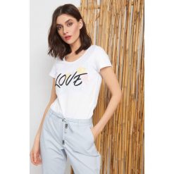 T-shirt z haftowanym napisem. T-shirty damskie marki Orsay. W wyprzedaży za 40.00 zł.
