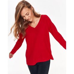 PUDEŁKOWY SWETER DAMSKI. Czerwone swetry damskie TOP SECRET, na jesień, bez wzorów, z dzianiny, bez kołnierzyka, bez ramiączek, bez kaptura. W wyprzedaży za 39.99 zł.