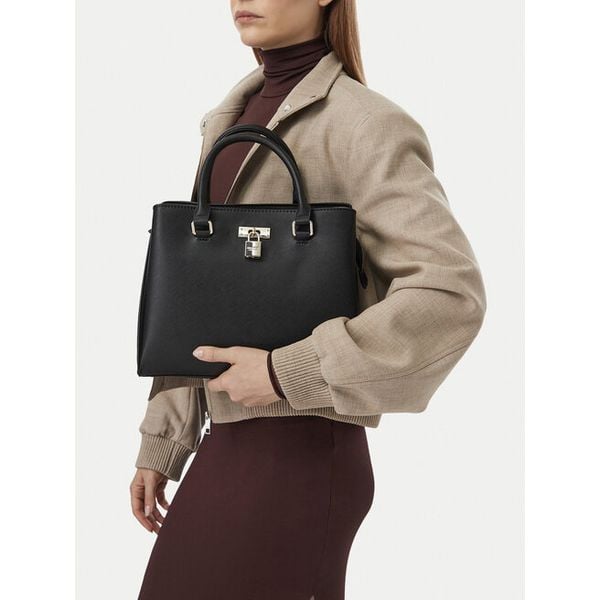 Torebka Nine West. Czarne torebki do ręki damskie Nine West, bez wzorów, bez dodatków. Za 299.99 zł.