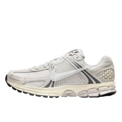 Buty do chodzenia dla dorosłych Nike Zoom Vomero 5 Platinum Tint. Białe obuwie sportowe damskie Nike, bez wzorów, z kaszmiru, do biegania, nike zoom. Za 1,433.76 zł.