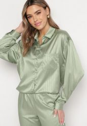 Zielona Klasyczna Koszula z Guzikami z Metaliczną Nicią i Satynowym Wykończeniem Aestia. Zielone bluzki damskie Born2be, m, bez wzorów, z satyny, klasyczne, bez kołnierzyka, bez ramiączek. Za 109.99 zł.