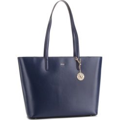Torebka DKNY - R83A3654 Navy NVY. Niebieskie torebki do ręki damskie DKNY, ze skóry. Za 1,199.00 zł.