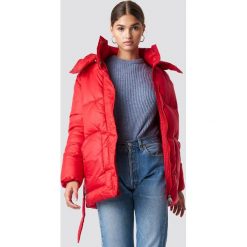 NA-KD Trend Kurtka watowana z paskiem - Red. Czerwone kurtki damskie NA-KD Trend, w paski, z materiału. Za 323.95 zł.