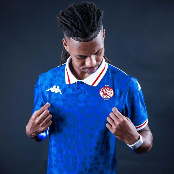 Koszulka trzecia Wydad AC 2025/26. Niebieskie koszulki sportowe męskie Kappa, bez wzorów, bez kołnierzyka, bez ramiączek, do piłki nożnej. Za 403.00 zł.