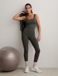 Damskie legginsy z wysokim stanem, squat proof, dla niskich Sense zielone. Zielone legginsy damskie Aim'n, m, bez wzorów, z elastanu. Za 297.00 zł.