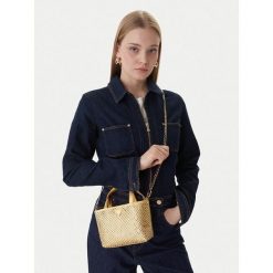 Torebka Guess. Żółte torebki do ręki damskie Guess, z aplikacjami, wizytowe, bez dodatków. Za 659.99 zł.