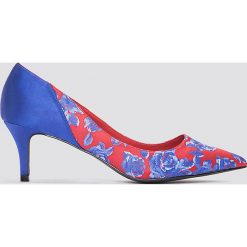 NA-KD Shoes Satynowe czółenka na średnim obcasie - Red,Blue,Multicolor. Czółenka damskie marki NA-KD Shoes. W wyprzedaży za 42.58 zł.