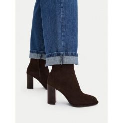 Botki GINO ROSSI. Brązowe botki damskie Gino Rossi, bez obcasa, na słupku, bez zapięcia. Za 429.99 zł.