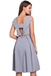 Elegancka rozkloszowana sukienka z dekoltem na plecach szara. Szare sukienki damskie Sukienki.shop, do pracy, m, bez wzorów, biznesowe, bez kołnierzyka, bez ramiączek, midi, rozkloszowane. W wyprzedaży za 237.00 zł.