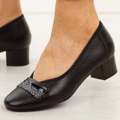 Czarne czółenka damskie na obcasie Potocki 12792. Czarne czółenka damskie POTOCKI, w ażurowe wzory, z materiału, biznesowe, z okrągłym noskiem, bez obcasa, na obcasie, bez zapięcia. Za 189.00 zł.