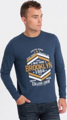 Ombre Longsleeve męski z nadrukiem w stylu collegowym - niebieski V2 OM-LSPT-0117 L. Niebieskie bluzki z długim rękawem męskie Ombre, l, bez wzorów, bez kołnierzyka. Za 39.99 zł.