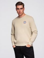 Nierozpinana dresowa bluza męska z naszywką w stylu college – piaskowa V3 - Rozmiar: M. Bluzy męskie Ombre Clothing, m, z aplikacjami, z bawełny, bez kaptura. W wyprzedaży za 79.99 zł.