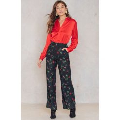NA-KD Rozszerzane spodnie z wysokim stanem - Black,Multicolor. Spodnie materiałowe damskie marki NA-KD. W wyprzedaży za 48.58 zł.