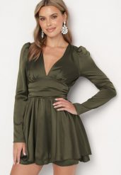 Zielona Satynowa Sukienka Mini z Głębokim Dekoltem i Wiązaniem z Tyłu Liadan. Zielone sukienki damskie Born2be, na imprezę, m, bez wzorów, z satyny, eleganckie, bez kołnierzyka, bez ramiączek, mini. Za 89.99 zł.