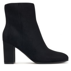 Botki Guess. Czarne botki damskie Guess, bez obcasa, na słupku, bez zapięcia. Za 544.99 zł.