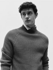 Prążkowany sweter z niską stójką - ciemnoszary. Szare swetry przez głowę męskie Reserved, l, bez wzorów, z dzianiny, bez kołnierzyka. Za 159.99 zł.