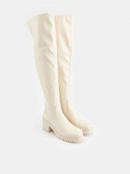 Kozaki - kremowy. Białe kozaki damskie Sinsay, ze skóry, bez obcasa. Za 139.99 zł.