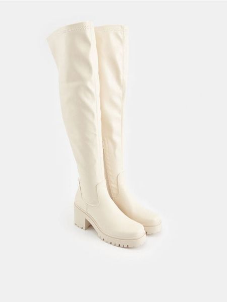 Kozaki - kremowy. Białe kozaki damskie Sinsay, ze skóry, bez obcasa. Za 139.99 zł.