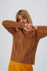 Sweter ze wzorem warkocza. Brązowe swetry damskie MOODO, s, bez wzorów, klasyczne, bez kołnierzyka, bez ramiączek, długie, bez kaptura. W wyprzedaży za 29.99 zł.