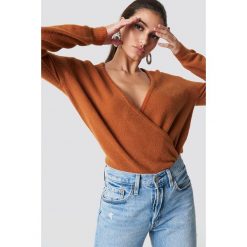 NA-KD Trend Sweter z kopertowym dekoltem - Brown,Copper. Swetry damskie marki NA-KD Trend. Za 121.95 zł.