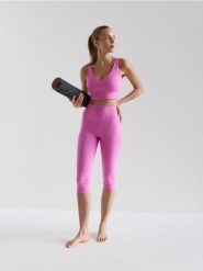 Legginsy capri - intensywny róż. Czerwone legginsy damskie Reserved, l, bez wzorów, z dzianiny. Za 99.99 zł.