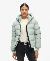 Kurtka sportowa pikowana z kapturem SUPERDRY. Szare kurtki damskie Superdry., bez wzorów, z kapturem. Za 469.05 zł.