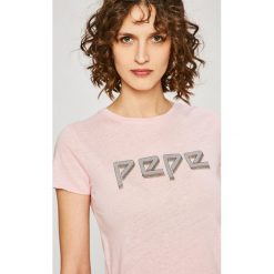 Pepe Jeans - Top Madi. Szare topy damskie Pepe Jeans, z nadrukiem, z bawełny, z okrągłym kołnierzem, z krótkim rękawem. W wyprzedaży za 79.90 zł.