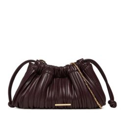 Torebka Calvin Klein. Czerwone listonoszki damskie Calvin Klein, bez wzorów, bez dodatków. Za 369.99 zł.