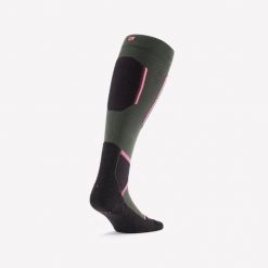 Skarpety narciarskie dla dorosłych Wedze 500 Merino Wool z wełną merynosa. Czerwone skarpety damskie WED'ZE, bez wzorów, z dzianiny. Za 49.99 zł.