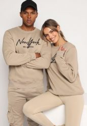 Ciemnobeżowa Bluza z Dodatkiem Bawełny z Haftowanym Napisem Wykończona Polarem Feladela. Brązowe bluzy męskie Born2be, m, bez wzorów, z bawełny, bez kaptura. Za 59.99 zł.