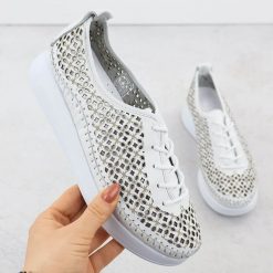 Skórzane półbuty damskie ażurowe na platformie białe T.Sokolski 0714. Białe półbuty damskie T.Sokolski, w ażurowe wzory, ze skóry, eleganckie, bez obcasa, na platformie, bez zapięcia. Za 219.99 zł.