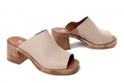 Artiker Relaks 58C3109 beżowy, klapki damskie. Brązowe klapki damskie Artiker Relaks, bez wzorów, bez obcasa. Za 229.90 zł.