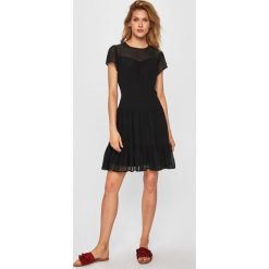 Calvin Klein Jeans - Sukienka. Czarne tuniki damskie marki Calvin Klein Jeans, bez wzorów, z jeansu, casualowe, bez kołnierzyka, bez ramiączek. Za 519.90 zł.