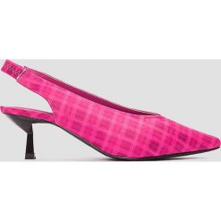 NA-KD Shoes Czółenka na niskim obcasie Plunge - Pink. Różowe czółenka damskie NA-KD Shoes. W wyprzedaży za 48.59 zł.