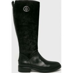 Tommy Hilfiger - Kozaki. Kozaki damskie marki Tommy Hilfiger. W wyprzedaży za 629.90 zł.