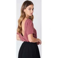 NA-KD Basic T-shirt z odkrytymi plecami - Pink. Różowe t-shirty damskie NA-KD Basic, z bawełny, z dekoltem na plecach. Za 52.95 zł.