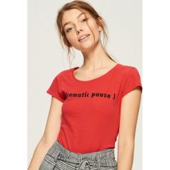 T-shirt z napisem - Czerwony. T-shirty damskie marki Sinsay. W wyprzedaży za 7.99 zł.