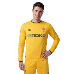 Męska oficjalna bramkarska koszulka wyjazdowa Real Sporting de Gijón Siroko RS. Żółte koszulki sportowe męskie SIROKO, m, bez wzorów, z materiału, bez kołnierzyka, bez ramiączek, do piłki nożnej. Za 344.00 zł.