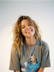 Bawełniana koszulka z nadrukiem Britney - szary. Szare t-shirty damskie Sinsay, l, bez wzorów, z bawełny, bez kołnierzyka. Za 39.99 zł.