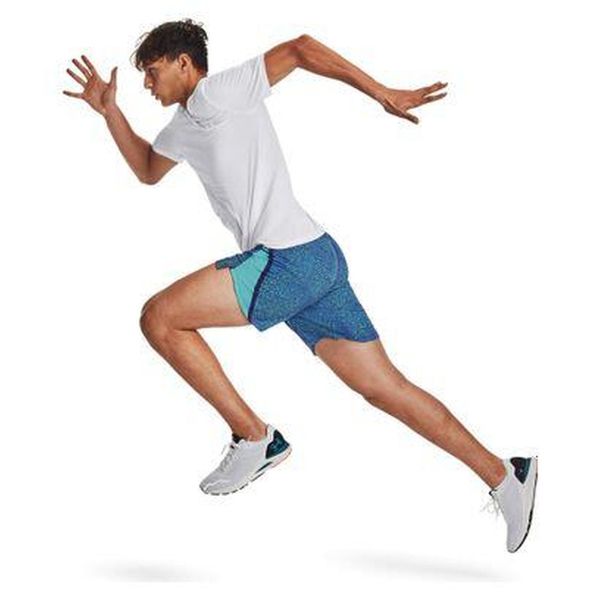 Koszulka fitness męska UNDER ARMOUR 1375692 z krótkim rękawem. Białe koszulki sportowe męskie Under Armour, l, bez wzorów, bez kołnierzyka, bez ramiączek, na fitness i siłownię. Za 208.60 zł.
