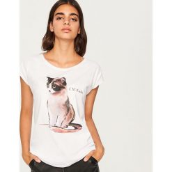 T-shirt z kotem - Biały. T-shirty damskie marki Reserved. W wyprzedaży za 19.99 zł.