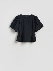 Bluzka z bufiastymi rękawami - czarny. Czarne bluzki damskie Reserved, l, bez wzorów, z tkaniny, bez kołnierzyka, bez ramiączek. Za 99.99 zł.