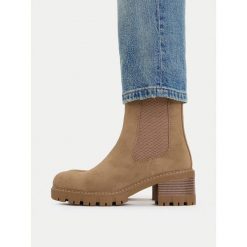Botki JENNY. Brązowe botki damskie Jenny, bez obcasa, na słupku, bez zapięcia. Za 159.99 zł.