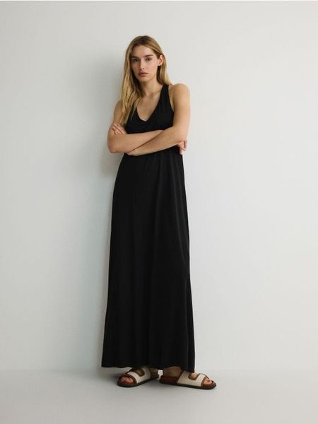 Gładka sukienka maxi - czarny. Czarne sukienki damskie Reserved, na co dzień, l, bez wzorów, bez kołnierzyka, bez ramiączek, maxi, proste. W wyprzedaży za 59.99 zł.