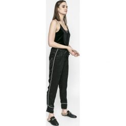 Vero Moda - Spodnie Aika. Spodnie materiałowe damskie marki Vero Moda. W wyprzedaży za 79.90 zł.