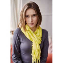 Szal wiskozowy Capri ONE SIZE żółty. Żółte szaliki i chusty damskie Marie Zélie, na wiosnę, bez wzorów, z bawełny. W wyprzedaży za 76.20 zł.