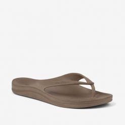 Damskie klapki Coqui Naitiri. Brązowe klapki damskie Coqui, bez wzorów, bez obcasa. Za 115.99 zł.