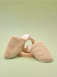 Kapcie - beżowy. Brązowe kapcie damskie Sinsay, bez wzorów. Za 19.99 zł.