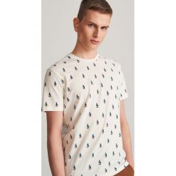 T-shirt z nadrukiem na całości - Kremowy. T-shirty męskie Reserved. Za 49.99 zł.